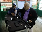 رئيس لجنة يحاول فرز صندوق قبل موعد انتهاء التصويت بساعتين فى المحلة