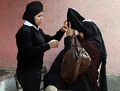 بالفيديو.. الشرطة النسائية تفتش حقائب السيدات بلجان حدائق القبة