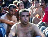 بالصور.. مهاجرون على حدود اليونان يخيطون أفواههم احتجاجا على قوانين الهجرة