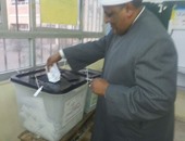 بالصور.. وكيل الأزهر يدلى بصوته فى الانتخابات بالقاهرة الجديدة