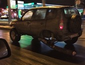 فقط فى روسيا.. سائق يستبدل عجلات سيارته بجزع شجرة