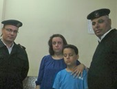 الشرطة تعيد طفلا لأحضان أمه فقدته فى زحام مترو الأنفاق