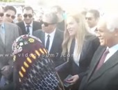 بالفيديو..سيدة ترفض التقاط صورة مع محافظ القاهرة بعد تسلمها "ميكروباص"