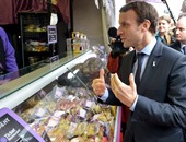 بالصور..ماكرون وزير اقتصاد فرنسا يزور سوقا تجاريا بالقرب من باريس