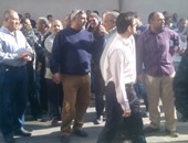 بالفيديو والصور.. تظاهر عشرات العاملين بهيئة الأنفاق احتجاجا على تخفيض رواتبهم