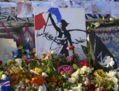 بالصور.. الفرنسيون يضعون زهور ورسائل وشموع أمام قاعة "باتكلان" فى باريس