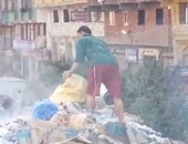 "صحافة المواطن".. فيديو لعامل يلقى مخلفات البناء أعلى الكوبرى الدائرى