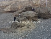 المقاولون العرب تبدأ فى إزالة صخرة آيلة للسقوط بطريق المقطم