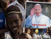 بالصور.. البابا يصل أوغندا ويحذر الشباب من الرذيلة والمخدرات