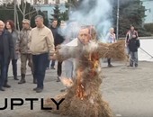 بالفيديو.. سكان القرم يحرقون دمية لأردوغان بعد إسقاط المقاتلة الروسية