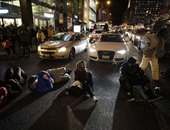بالصور.. متظاهرون يغلقون شوارع ومتاجر شيكاغو احتجاجا على قتل شرطى لأسود