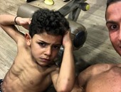 رونالدو الصغير يستعرض عضلاته قبل مواجهة إيبار