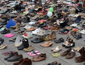 فرنسيون يستخدمون الأحذية احتجاجا على منع السلطات للمظاهرات قبل قمة المناخ