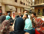 جابر نصار يلتقى طالبات المدينة.. ويطالبنه بزيادة "الأرز والمكرونة والخضار"