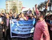 بالفيديو والصور..قوات الأمن تفض مظاهرة حاملى الماجستير والدكتوراه فى ميدان التحرير