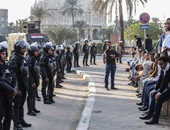 قوات الأمن تفض مظاهرة حاملى الماجستير والدكتوراه فى ميدان التحرير