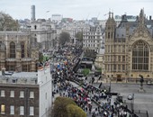 بالصور..الآلاف ينظمون مسيرة فى لندن لمطالبة قادة العالم بإجراءات لمعالجة تغير المناخ