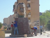 انتهاء أعمال ترميم وطلاء تمثال عباس العقاد بمدينة أسوان