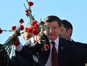 بالصور.. داوود أغلو يلقى الورود على مؤيديه أمام مطار أتاتورك
