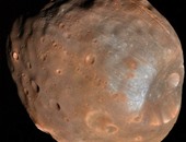 كوكب المريخ يأكل أكبر أقماره ويهددها بالتمزق