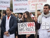 بالصور.. تظاهرة لأطباء بلا حدود فى جنيف احتجاجا على قصف مستشفيات