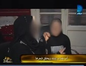 وائل الإبراشى يعرض فيديو لأب يعذب ابنته بقص شعرها وإطفاء السجائر بجسدها