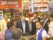 محافظ الفيوم يتفقد معرض السلع الغذائية بمحلات عرفة إخوان وشادر الخضر