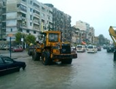 بالفيديو.. نقل المواطنين بـ"بلدوزر" بعد غرق شوارع الإسكندرية بمياه الأمطار