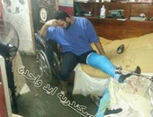 مواطن مكسور القدم يتحسر على غرق منزله فى الأمطار بالإسكندرية