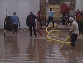 بالصور.. شفط مياه الأمطار من داخل مدارس المطرية بالدقهلية