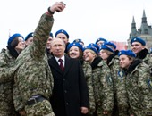 بالصور.. بوتين يلتقط "سيلفى" فى احتفالات يوم الوحدة الوطنية بموسكو
