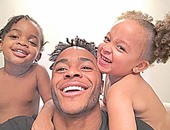 هجوم عنصرى على صورة سترلينج مع طفلته وابنة أخيه
