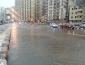 بالصور.. ارتفاع منسوب مياه الأمطار بشوارع الإسكندرية وتوقف حركة المرور