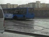 بالفيديو..تكدس مرورى بـ”المحور” بسبب مياه الأمطار..والشرطة تحاول تسيير الحركة