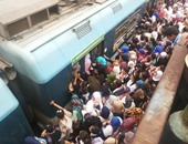 صحافة المواطن.. بالصور.. تكدس الركاب على رصيف محطة مترو عزبة النخل