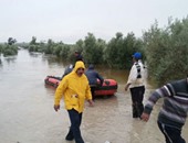 بالصور.. إنقاذ 38 مواطنا فى البحيرة بعد محاصرة مياه الأمطار لمزرعتهم