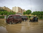 بالصور.. الأمطار تحول شوارع حدائق الأهرام إلى برك من المياه