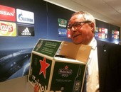 رئيس جينت البلجيكى يحتفل مع اللاعبين بالبيرة بعد الفوز الأوروبى