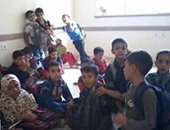 صحافة المواطن.. تلاميذ مدرسة يفترشون الأرض لعدم توفير مقاعد فى المنيا