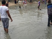 بالصور.. لجان شعبية بالبحيرة لمساعدة الأهالى على مواجهة آثار السيول