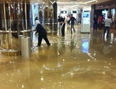 بالصور.. مياه الأمطار تغرق أحد المولات التجارية بطريق مطار القاهرة