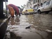 بالفيديو.. مياه الأمطار تجرف عددًا من السيارات فى مدينة عمان الأردنية