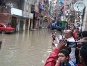 بالصور.. سباق أهالى "الزوايدة" بالإسكندرية على صيد القراميط من مياه الأمطار