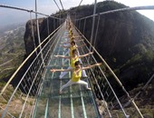 بالصور.. اليوجا على جسر الصين الزجاجى.. انسجام البشر والطبيعة والإبداع