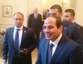 بالفيديو.. الرئيس السيسى يصافح الوفد الإعلامى أثناء مغادرته لندن