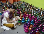 بالصور.. فنانون يبدعون بالرسم على الفخار استعدادا لمهرجان "ديوالى" بالهند