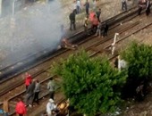 بالصور.. الأهالى يقطعون "السكة الحديد" بسبب غرق منازلهم فى الإسكندرية 