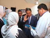 وزير الصحة يتفقد مستشفيات معهد ناصر ويستمع لمشكلات المرضى