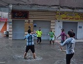 بالصور.. شباب كفر الدوار يلعبون الكرة فى الشوارع بعد تحولها لبحيرة