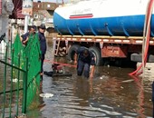 بالصور..طوارئ فى الحماية المدنية بالبحيرة لسحب المياه من شوارع إدكو